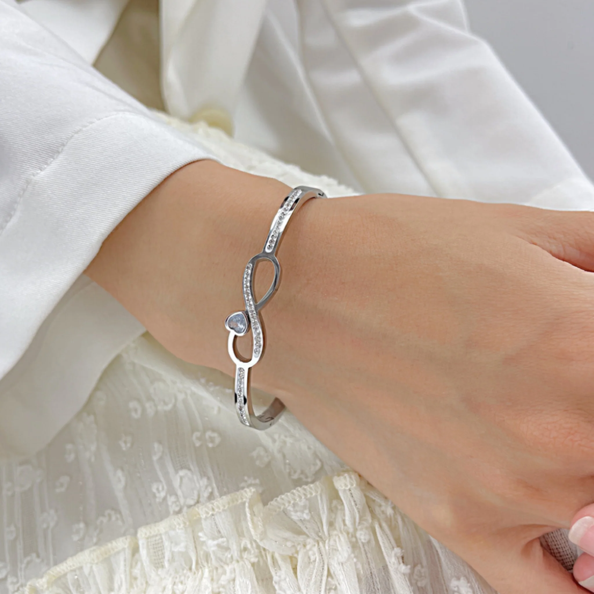 CRYSTAL HEART BRACELET - SILVER - Image 5